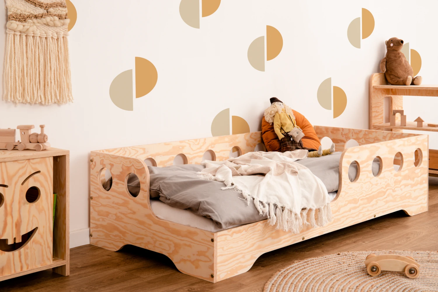 Einzelbett für Kinder mit Rausfallschutz und Lattenrost TILA 5 Montessori Holz