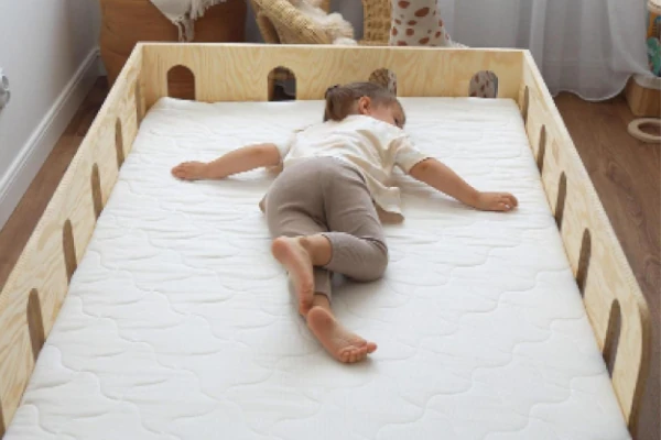 Einzelbett für Kinder mit Rausfallschutz und Lattenrost TILA 1 Montessori Holz