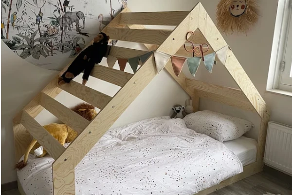 Hausbett für Kinder mit niedriger Konstruktion und Lattenrost MOON G Montessori Holz