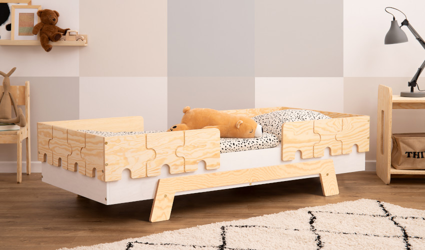 Weißes Holzbett mit Schutzgittern in Puzzle-Form aus Kiefernsperrholz in Naturholzfarbe